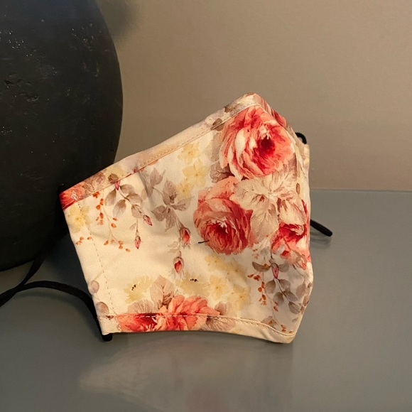 🆑 Floral Face Mask with Built In Filter/Nose Bar - Picture 4 of 14